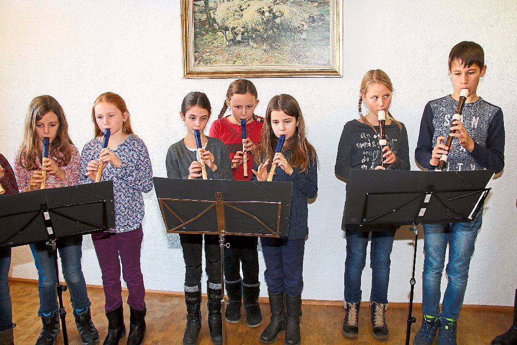 Vorwiegend Musikschülerinnen, aber auch einige Schüler aus der Raumschaft gestalten unter der Leitung von Beate Adam den Adventsnachmittag. Foto: Kienzler