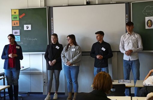 Schüler des Wirtschaftsgymnasiums beim Einüben von Verhaltensregeln im Umgang mit Vorgesetzten Foto: Heitmar
