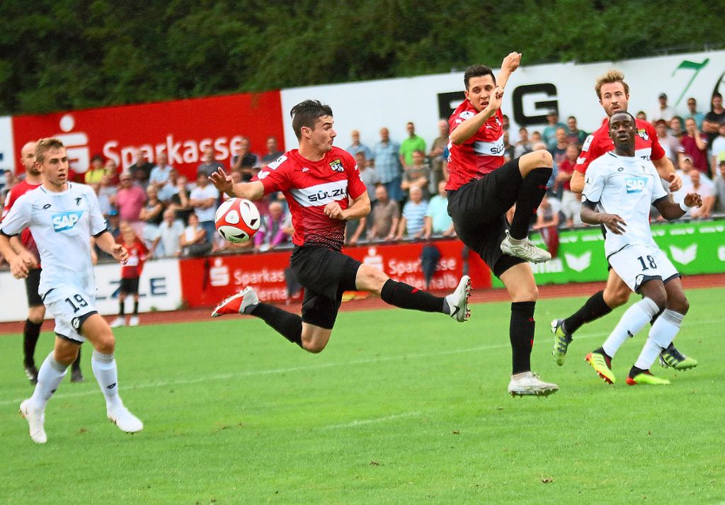 Vor einem Jahr spielten die TSG-Kicker (in Rot) 0:0 gegen TSG Hoffenheim II. Nun hoffen sie auf einen Sieg im ersten Heimspiel gegen den gleichen Gegner.