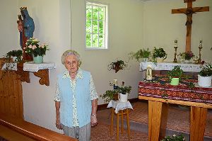 Seit über 65 Jahren sorgt Elfriede Rist  für den Blumenschmuck in der Bruder-Konrad-Kapelle.  Foto: Bantle Foto: Schwarzwälder-Bote