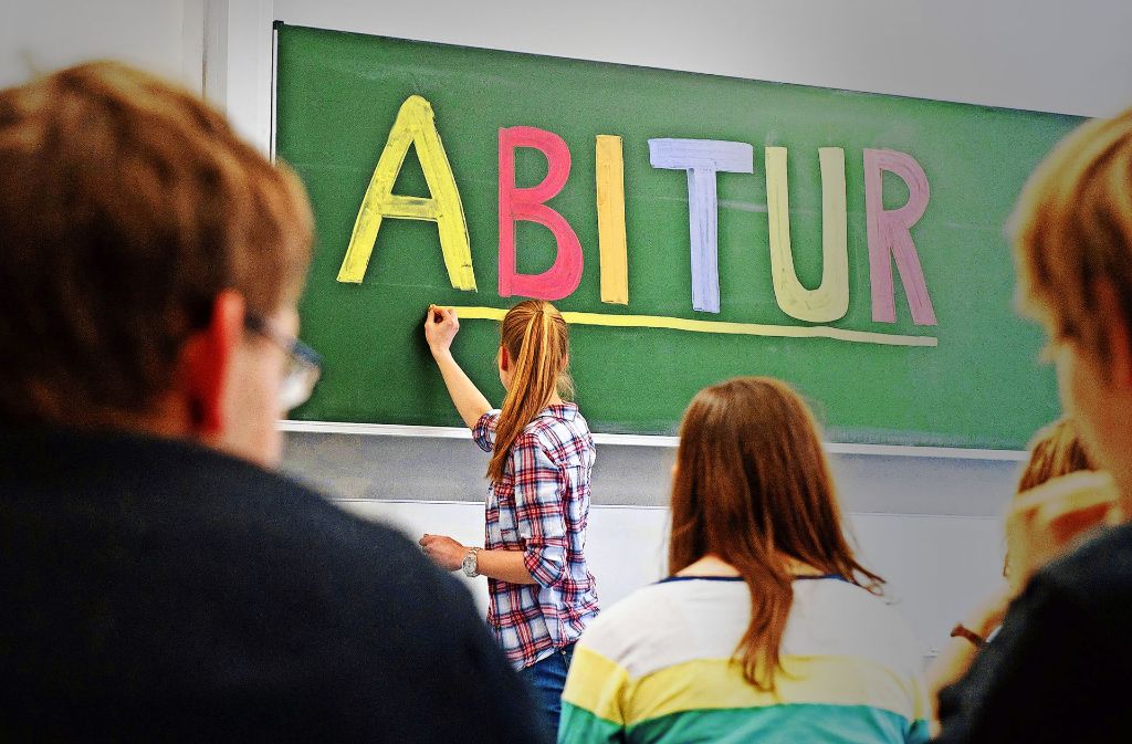 Eine Schülerin steht an der Tafel im Klassenzimmer Foto: dpa