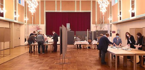 Bei der Auszählung der Stimmen der Landtagswahl im Herrenalber Kurhaus.    Foto: Stadt Bad Herrenalb Foto: Schwarzwälder Bote