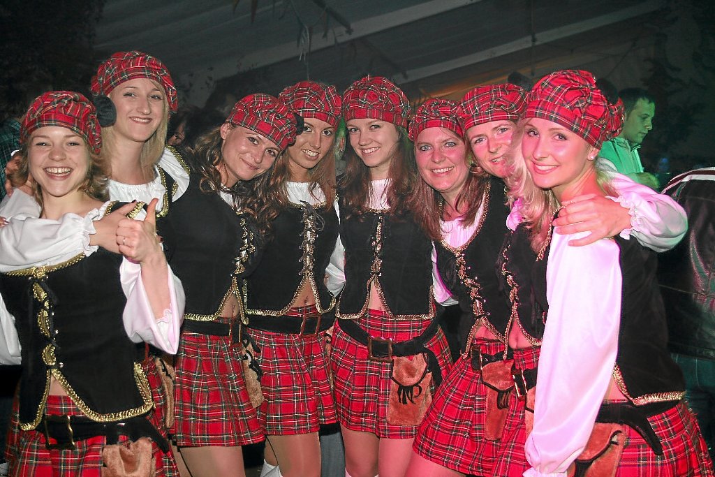 Die Hot-Steps aus Schonach tanzen sich in ihrem Schotten-Outfit in die Herzen der Besucher.                         Fotos: Fehrenbach