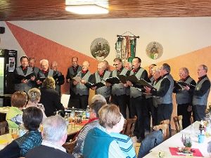 Seit mehr als zehn Jahren feiert die Schützenkameradschaft Sommenhardt das Herbstfest, das die Sänger des Schwarzwaldvereins am Sonntag mit Liedern umrahmt haben. Foto: Stocker Foto: Schwarzwälder-Bote