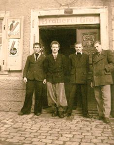 Die Bräunlinger Jugend postiert sich in den 1950er Jahren vor dem Graf. Foto: Schwarzwälder Bote