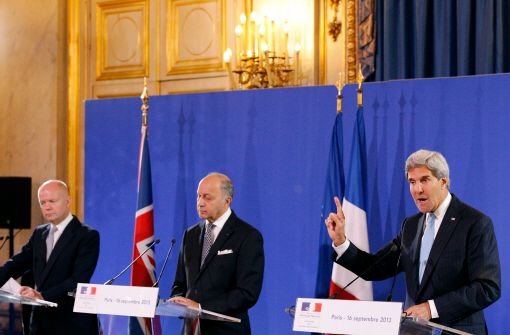 Mit einer „starken und bindenden“ Resolution wollen die USA (Außenminister Kerry, rechts), Frankreich (Außenminister Laurent Fabius, Mitte) und Großbritannien (Außenminister William Hague, rechts) im UN-Sicherheitsrat den Druck auf Syrien erhöhen - doch Russland bremst den Westen aus.  Foto: dpa