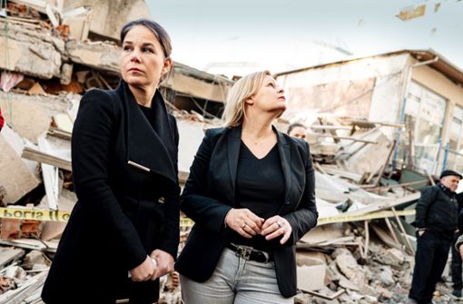 Die Ministerinnen Baerbock (li.) und Faeser machten sich ein Bild der Lage in der Erdbebenregion Foto: dpa/Fabian Sommer