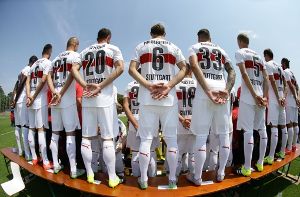 Hand in Hand in die neue Saison: Die Profis des VfB Stuttgart stellen sich zum Mannschaftsfoto auf. Foto: Pressefoto Baumann