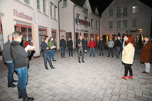 Der Gemeinderat Lauterbach begutachtet die Arbeiten für die neue Mitte. Foto: Ziechaus Foto: Schwarzwälder Bote