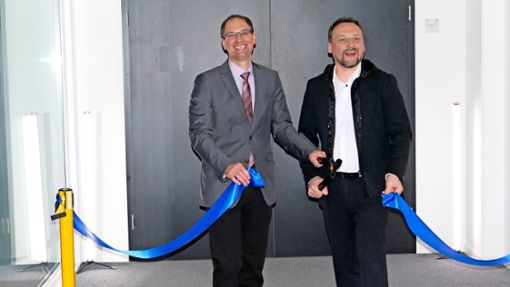 Bürgermeister Toren Dorn (links) und Geschäftsführer Sven Worm eröffnen symbolisch das  Montratec-Gebäude. Foto: Rainer Bombardi