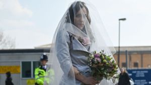 Julian Assanges Braut kommt im Hochzeitskleid zum Gefängnis