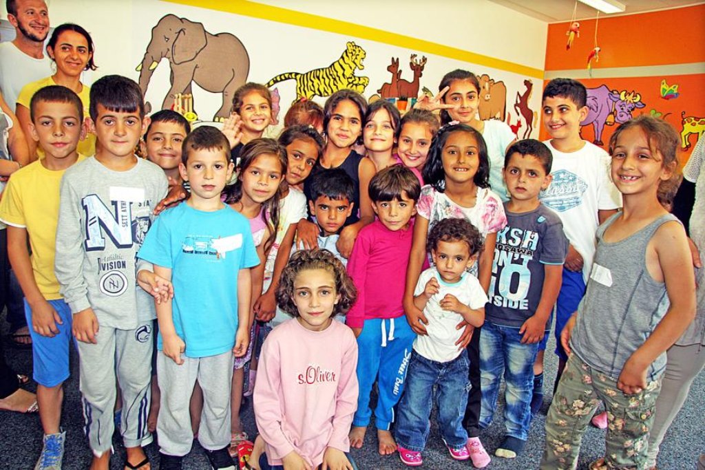 Gelebte Völkerverständigung: Diese Lea-Kinder aus Syrien und Afghanistan erhielten Besuch von den Meßstetter TSV-Kids, die für sie Kuscheltiere gesammelt und gespendet hatten.