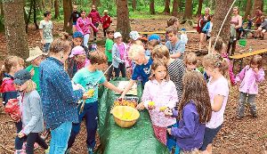 Für die Kinder ist beim Sommerferienprogramm des Waldkindergartens einiges geboten. Es gibt auch abwechslungsreiches Essen.   Foto: Kraushaar Foto: Schwarzwälder-Bote