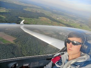 Während seines Rundflugs nahm Patrick Hagel ein Selbstporträt auf. Dazu hielt er die Kamera aus dem Cockpit. Foto: Hagel