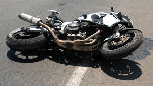 14. Juni: Traktor überrollt Ducati und Fahrer