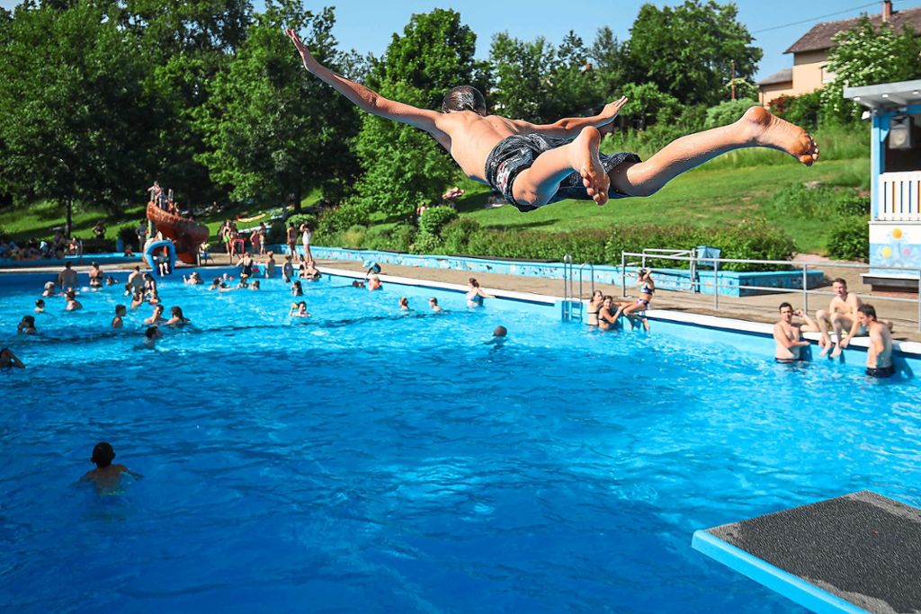 Mit einem tollen Sprung hechten  die Schwimmer  ins Tannheimer Freibad.   Foto: Eich Foto: Schwarzwälder Bote