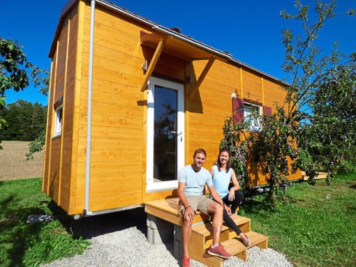 Hier läuft es schon: Christian Geßler und Nathalie Sauter bieten auf ihrem Biolandhof in Stehlinsweiler bereits Urlaub im Tiny House an.Foto: Nosswitz Foto: Schwarzwälder Bote