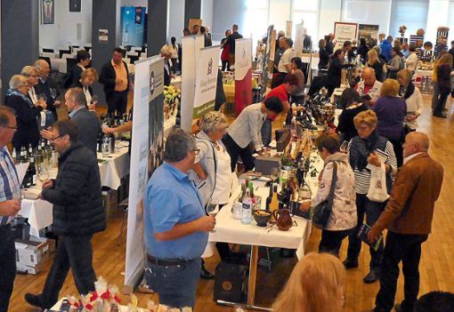 Auf der Blumberger Weinmesse in der Stadthalle bieten mehr als 30 Erzeuger ihre Produkte an.  Foto: Lutz