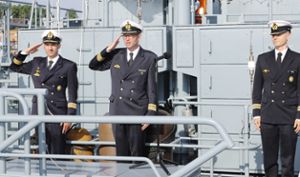 Bei der Kommandoübergabe (von links): Korvettenkapitän Andreas Montag, Fregattenkapitän Terje Schmitt-Eliassen und Kapitänleutnant Oliver Kießling. Foto: Kießling