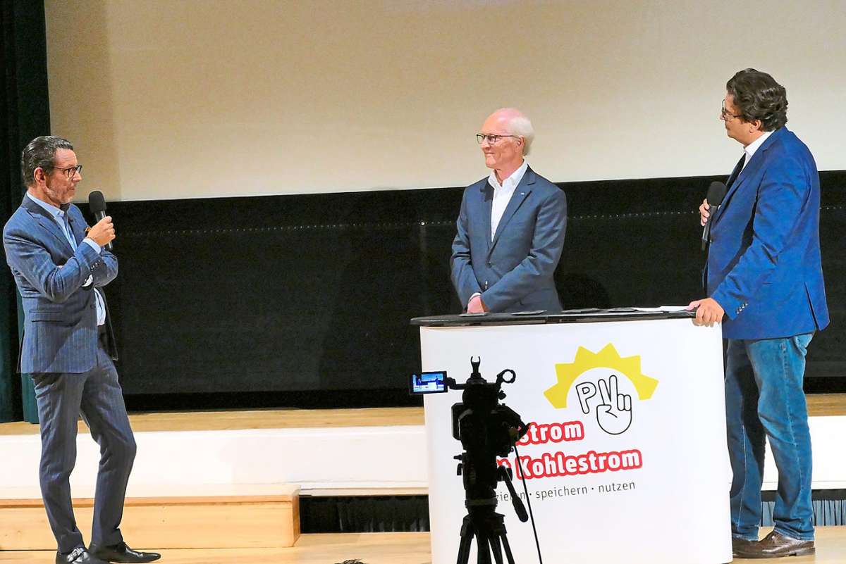 Michael Faller, Kurt Schmalz und  Moderator Frank Farenski  (von links) im Gespräch. Fotos: Stadler