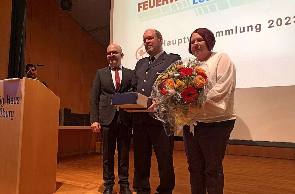 Bürgermeister Christoph Enderle (links) bedankt sich bei  Jochen Link für sein Engagement bei der Loßburger Feuerwehr und bei seiner Frau Nadine Link für ihre Unterstützung. Foto: Herkloz