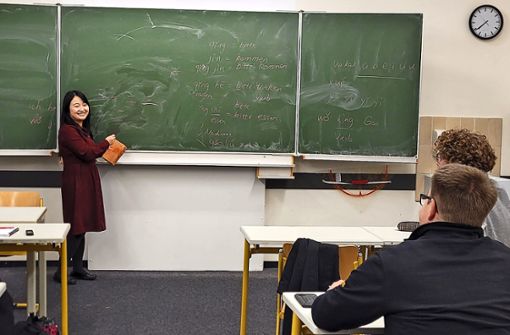 Chenxi Gao erklärt ihren interessierten Schülern wichtige Vokabeln. Foto: Hezel