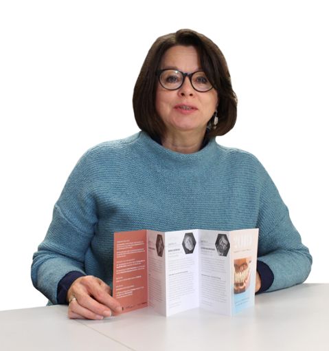 Beatrice Siegel mit dem Flyer für das 2019er-Programm von Lachen besiegelt Foto: Alt Foto: Schwarzwälder Bote