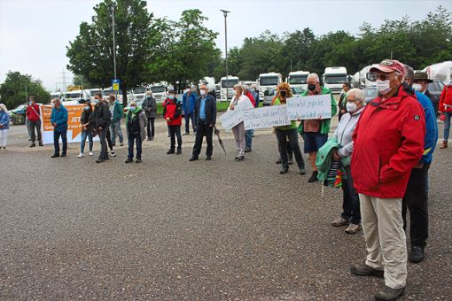 Rund 150 Teilnehmer zählte das Aktionsbündnis Zement bei einer Demonstration Mitte Juli vor dem Holcim-Werk in Dotternhausen. Foto: Breisinger