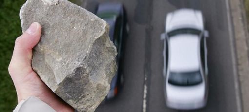 Ein faustgroßer Stein traf das Auto einer 63-Jährigen auf der Bundesstraße 27 in Balingen. Symbolfoto: Archiv Foto: Schwarzwälder Bote