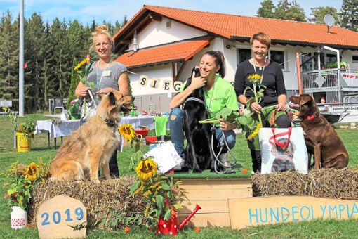 Jeanette Hellmer (Mitte), Kata Strauß (links) und Alexandra Strobel belegen mit ihren Hunden die ersten Plätze.   Foto: Preuß Foto: Schwarzwälder Bote
