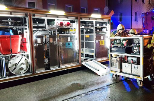 Mit dem Abrollbehälter Gefahrgut ist die Feuerwehr zum Einsatz in der Schmiechastraße ausgerückt – dort war ein Öltank ausgelaufen. Foto: Eyrich