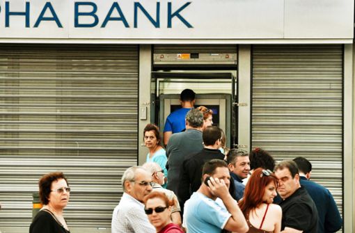Vor ziemlich genau sieben Jahren in Athen: Viele Griechinnen und Griechen versuchten ihre Ersparnisse zu retten. Droht nun eine neue Eurokrise? Foto: AFP/Aris Messinis