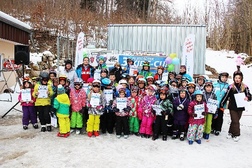 Stolzer Ski-Nachwuchs: Diese jungen Wintersportler haben sich beim Onstmettinger Kids-Cup gut geschlagen. Foto: Kiauka Foto: Schwarzwälder-Bote