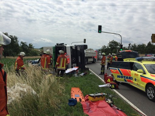 Rettungskräfte bergen am Dienstagmittag den Fahrer eines umgestürzten Sattelzugs auf der L1100 bei Remseck am Neckar. Foto: www.7aktuell.de |
