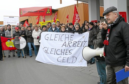 Walter Wadehn von der IG Metall (rechts) fordert gemeinsam mit der Belegschaft von Maquet gestern in Hechingen gleichen Lohn für gleiche Arbeit.  Foto: Mayo Foto: Schwarzwälder-Bote