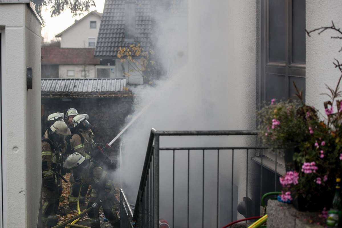 Brand in Schwenningen: Wohnung brennt komplett aus - Feuerwehrfrau leicht verletzt