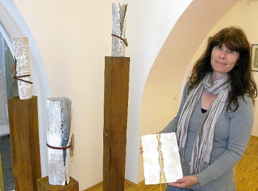Die Hüfinger Galeristin Karin Seitz beschäftigt sich in ihrer fünften Ausstellung mit dem Thema Artefakt.  Foto: Bombardi Foto: Schwarzwälder-Bote
