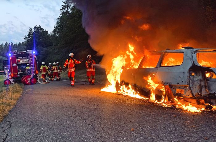 Auto brennt aus: Freiwillige Feuerwehr Geislingen verhindert Waldbrand