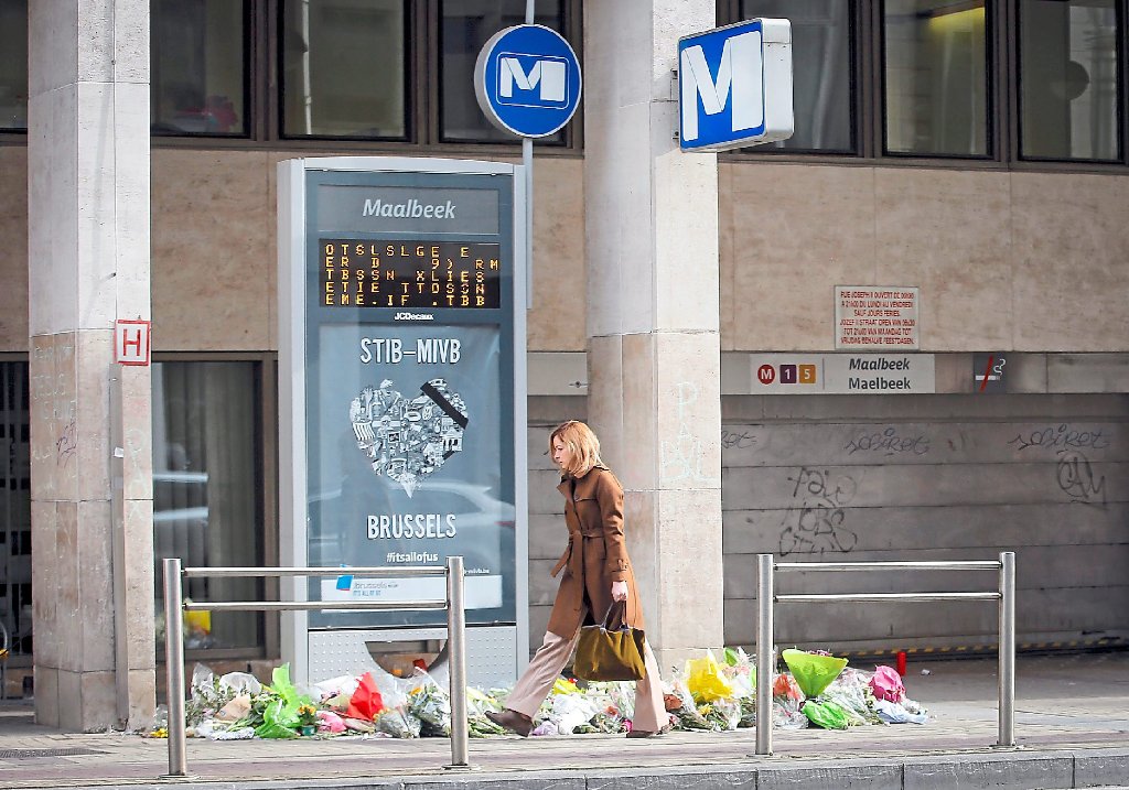 Andrea Hauptmann und ihr Sohn Dennis  leben in Brüssel, wo die Freudenstädterin das Lokal Maxburg führt (Bilder oben). Die Metrostation Maalbeek (großes Foto), wo der Bombenanschlag stattfand, liegt nicht weit entfernt. Dort wurden Blumen niedergelegt.  Fotos: Hauptmann/Hosslet