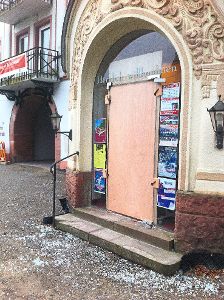 In viele kleine Stücke zerbrach die Eingangstür zum Tourismusbüro, die ein unbekannter Täter am vergangenen Samstag einschlug. Foto: Glaser