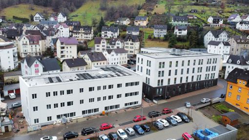 Blick vom Schlossberg aus auf das Medzentrum im der Schramberger Weststadt – links der neue Teil II. Foto: Wegner