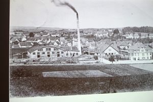 Dieses Foto dürfte um 1920 entstanden sein, ein Blick aus Richtung Breiten, rechts die Villa des Firmengründers, dahinter der qualmende Schornstein. Die Häuser sind noch meist aus Holz gebaut. Foto: Schwarzwälder Bote