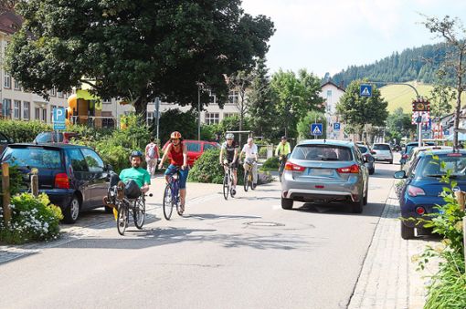 In d­er Friedrichstraße zwischen Sparkasse und Friedrichschule dürfen die Fahrradfahrer auch gegen die Einbahnstraßen-Richtung fahren.Foto: Heimpel Foto: Schwarzwälder Bote