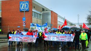 Mit Unterstützung  aus anderen Werken protestieren Beschäftigte von ZF in Friedrichshafen gegen Abbaupläne. Foto: ZF-Betriebsrat/Gunnar M. Flotow