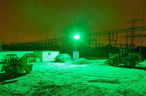 Wie auf diesem Foto leuchtet es an der Autobahnbaustelle nachts teilweise in Grün. Foto: BauWatch
