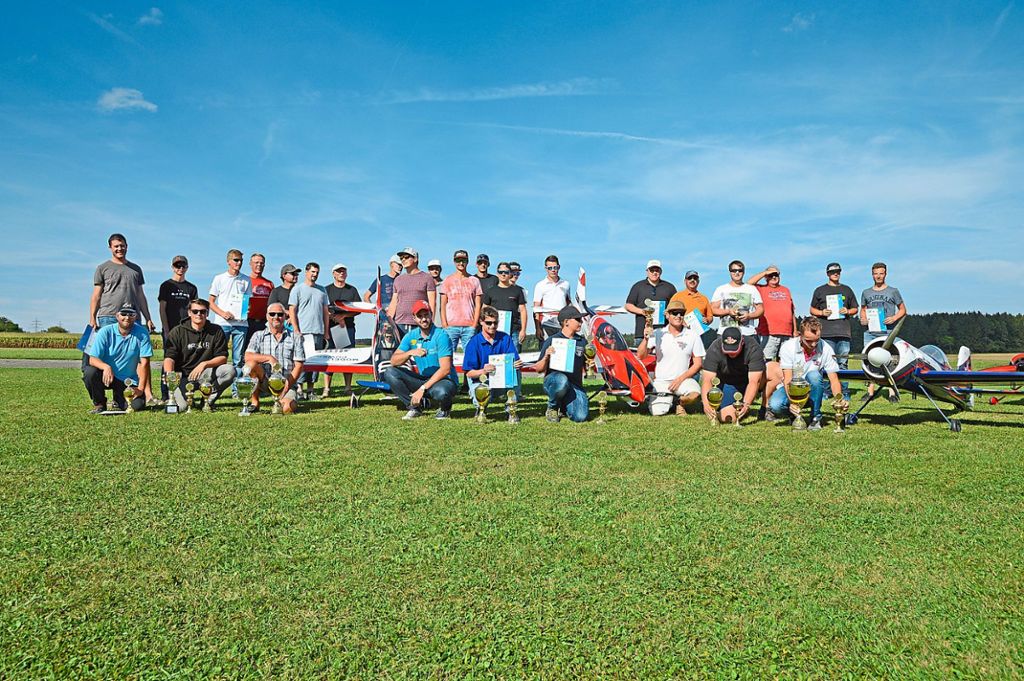 Gruppenfoto mit strahlenden Siegern:  Die 35 Gäste sind mit dem Ablauf und den Ergebnissen des Turniers  auf dem Gelände  an der B 33  mehr als zufrieden. Foto: Schwarzwälder Bote