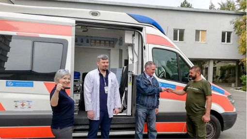 Der Rettungswagen wurde in Cherson von Helfern an das Klinikpersonal übergeben. Foto: privat