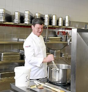 Neue Ideen kochen zukünftig im fischer-Betriebsrestaurant: Der neue Sternekoch heißt Harald Wohlfahrt.  Foto: fischer