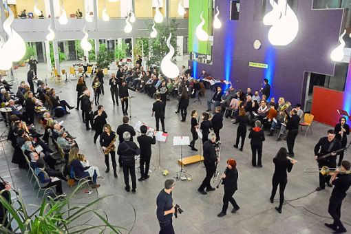 Die Musiker verteilten sich immer wieder neu im Innenhof des Max-Planck-Gymnasiums.  Fotos: Baublies Foto: Lahrer Zeitung