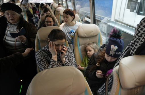 In Reisebussen kommen Menschen aus der Ukraine nach Deutschland. Foto: dpa/Markus Schreiber